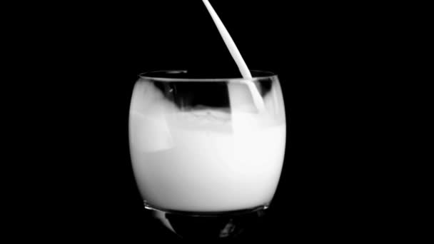 Rännil av mjölk i super slow motion som hälls — Stockvideo