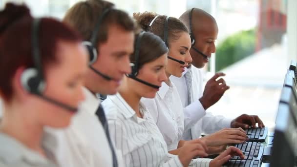 Uma grande equipe de negócios usando fones de ouvido — Vídeo de Stock