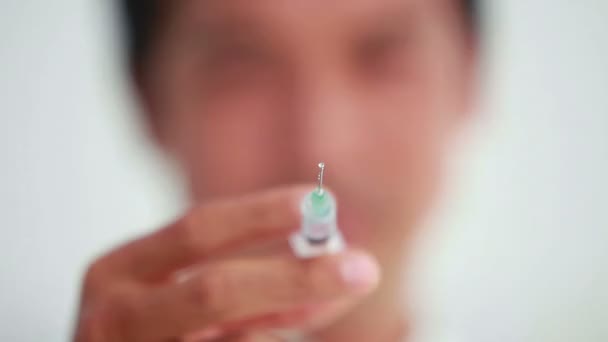 Doutor esguichando uma seringa — Vídeo de Stock