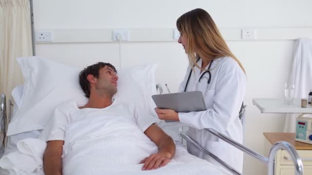 Bir hasta için konuşan doktor gülümseyen — Stok video