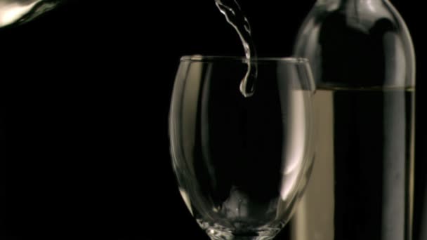 Vitt vin som hälls i super slow motion — Stockvideo