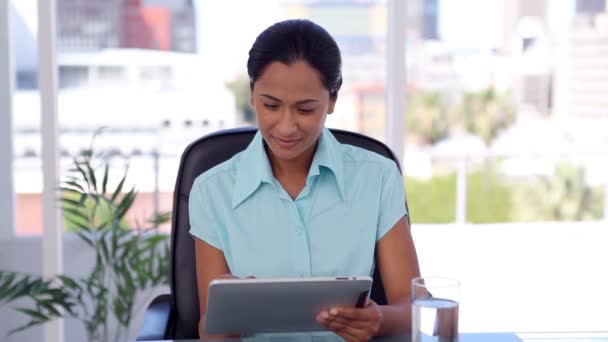 Tablet bilgisayar kullanarak iş kadını — Stok video
