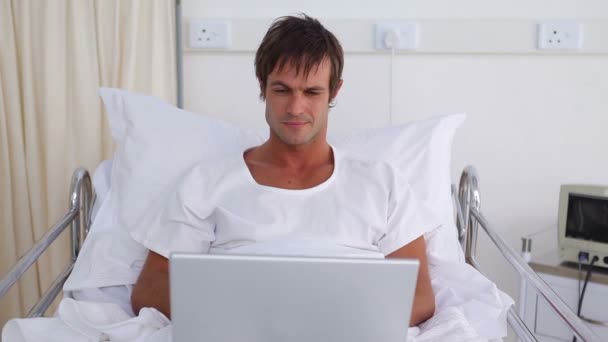 Patient mit Laptop — Stockvideo