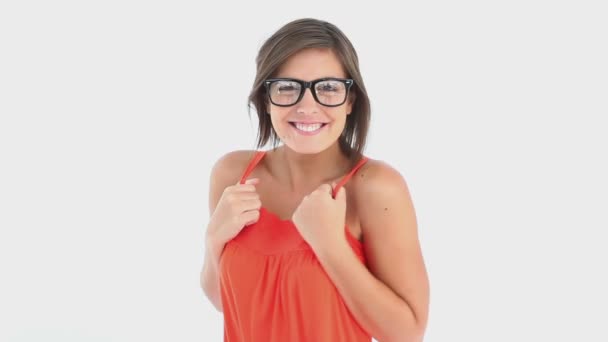 Una mujer lleva gafas grandes — Vídeos de Stock