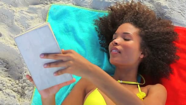 Tanned woman reading a novel — Stock Video