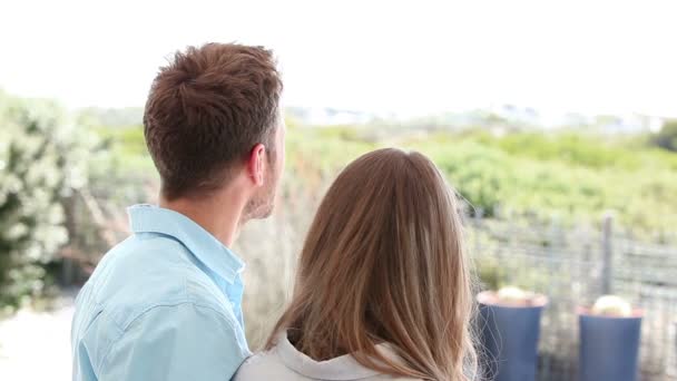Una pareja mirando a la distancia — Vídeo de stock
