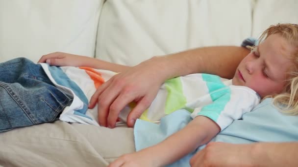 Padre e hijo durmiendo juntos — Vídeo de stock