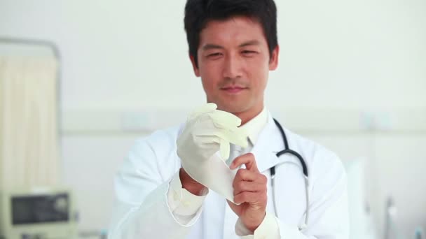 Orvos visel a latex anyagú kesztyűvel — Stock videók