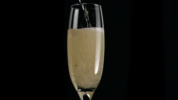 Champagne stroomt in super slow motion in een fluit — Stockvideo