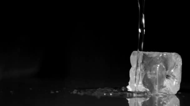 Water in super slow motion vallen op ijsblokjes — Stockvideo