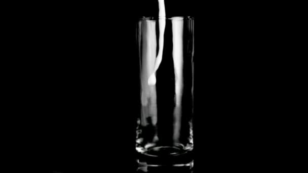 Heerlijke melk in super slow motion vullen een glas — Stockvideo