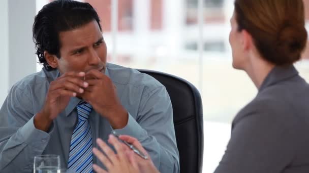 Üzletember beszél a kollégájával. — Stock videók
