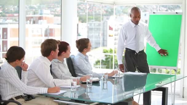 Equipo de negocios escuchando a su jefe — Vídeos de Stock