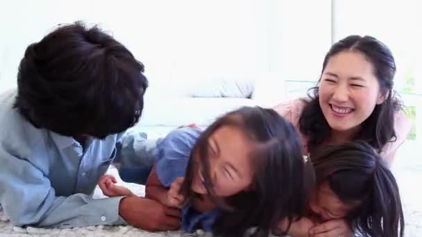 Ouders hun kinderen kietelen — Stockvideo