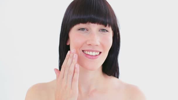 Sorrindo mulher massageando sua bochecha — Vídeo de Stock