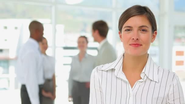 Mujer de negocios sonriendo a la cámara — Vídeos de Stock