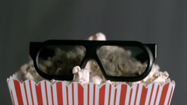 Popcornbox fällt mit 3D-Brille in Superzeitlupe — Stockvideo