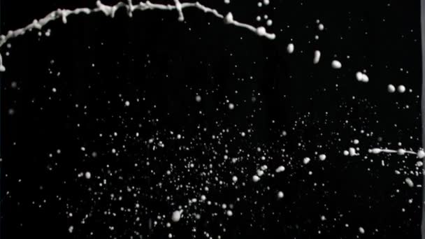 Płyn białe plamy w super slow motion — Wideo stockowe
