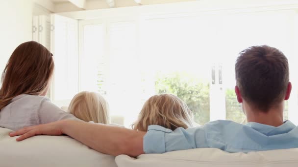 Family looking out a window — Stock Video