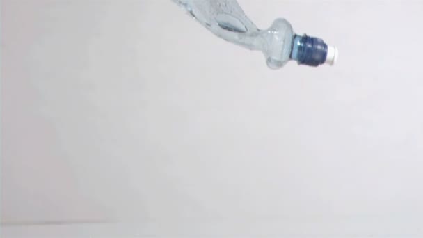 Water bottle in super slow motion falling — Stock Video