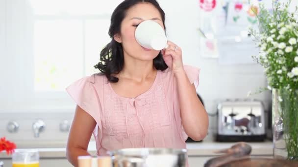 Mujer bebiendo una taza de café — Vídeos de Stock