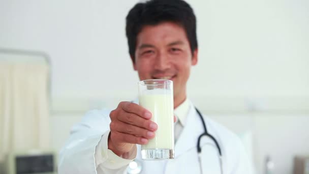 Doctor mostrando un vaso de leche — Vídeos de Stock