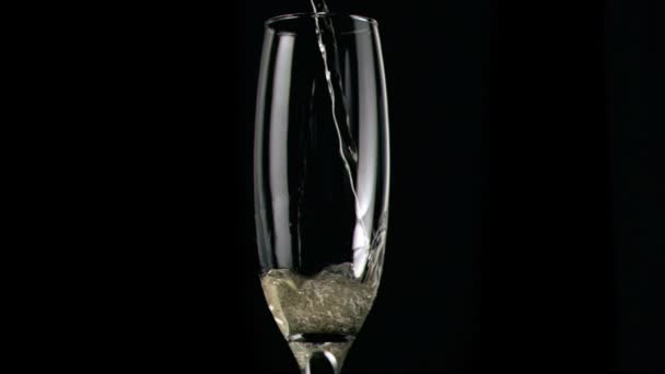 Champagne wordt gegoten in super slow motion in glas — Stockvideo