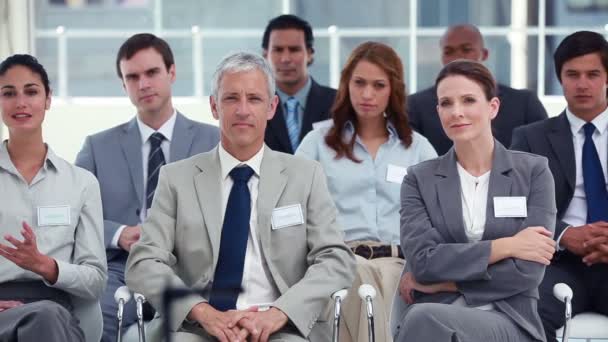 Menschen auf einer Business-Konferenz — Stockvideo