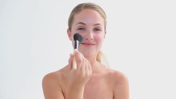 Cheerful woman using a powder brush — Stock Video