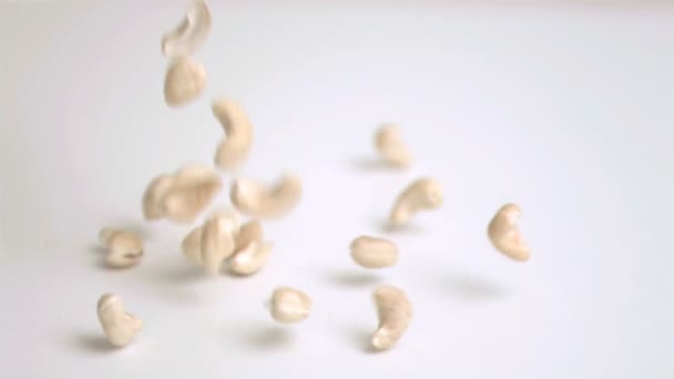 Cashewnötter sprids i super slow motion — Stockvideo