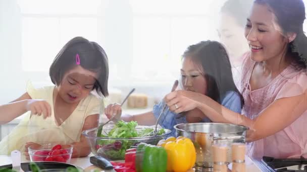 Family work together to make a salad — Stock Video