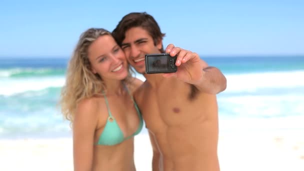 Belo casal tirando uma foto juntos — Vídeo de Stock