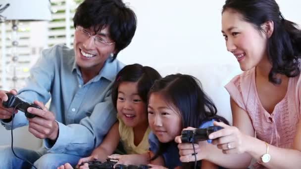 Familie spielt gemeinsam eine Spielekonsole — Stockvideo