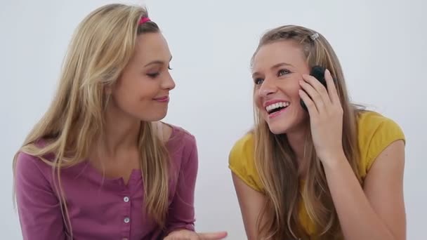 Двоє друзів сміються після телефонного дзвінка — стокове відео