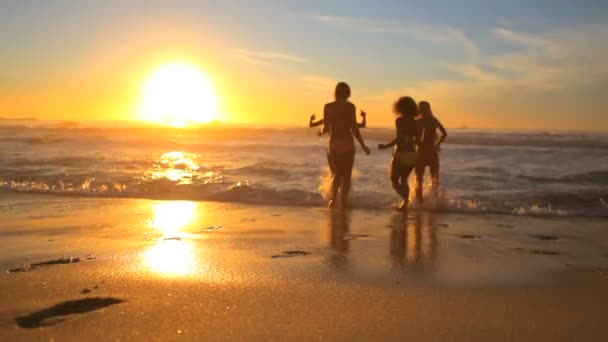 Vrouwen spelen op het strand — Stockvideo