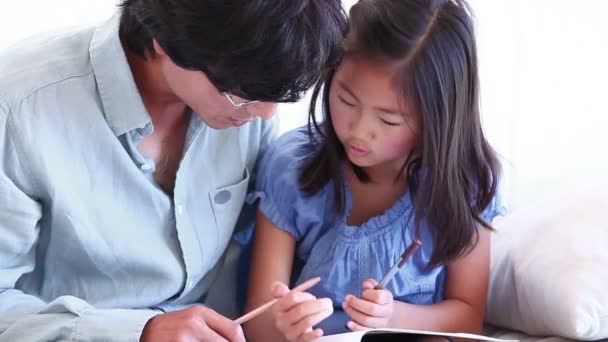 Padre ayudando a su hija con su tarea — Vídeo de stock