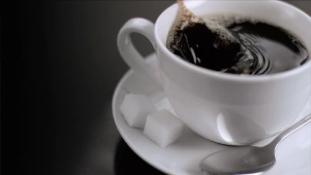 Сахарный куб падает в очень медленной съемке — стоковое видео