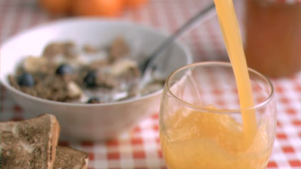 Dolu süper yavaş çekimde portakal suyu bir bardak — Stok video