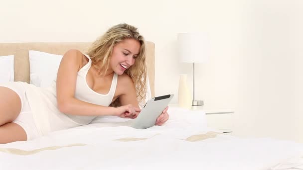 Blonde haarige Frau mit einem eBook — Stockvideo