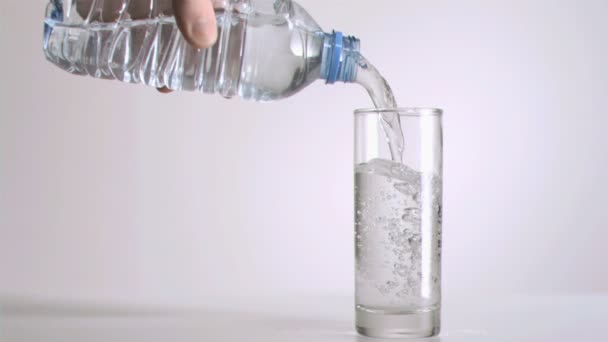 Süper ağır çekim boşaltılmış şişe — Stok video