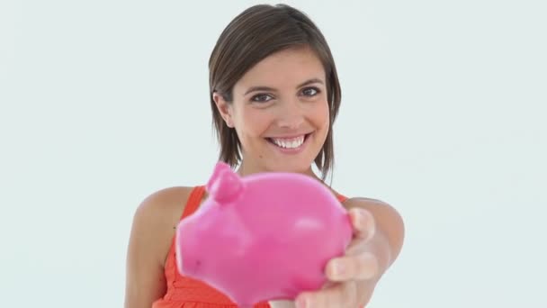Meisje haar geld te besparenkamera gülümseyen bir işadamı gösteren yukarı doğru kaydırma — Stockvideo