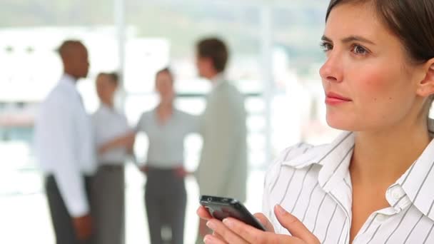 Business woman typing on her phone — Stock Video