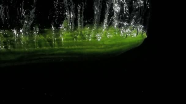 Komkommer in super slow motion vallen — Stockvideo