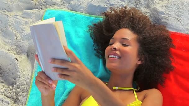 Vue haute d'une femme lisant un livre — Video