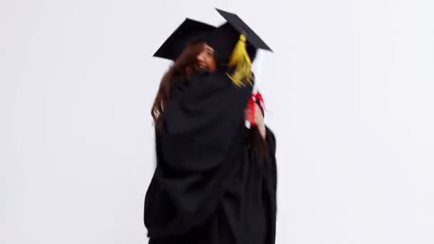 幸せな友人の彼らの卒業を祝う — ストック動画