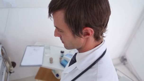 Läkare att sätta en syrgasmask på en patient ansikte — Stockvideo