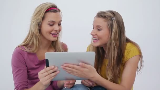 Amigos femininos usando um ebook — Vídeo de Stock