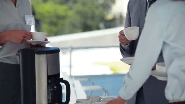 Colleagues talking while drinking coffee — Stock Video