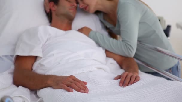 Mujer abrazando a su marido inconsciente — Vídeo de stock