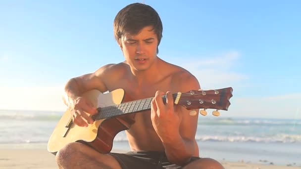 Schöner Mann spielt Gitarre — Stockvideo